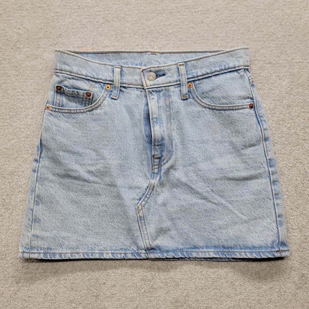 Levi’s Women’s Denim Mini Skirt Size 26 Light Wash Blue Jean 5 Pocket